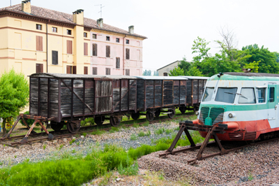 Sermide - vecchi treni dismessi (R. Vlahov, giugno_2011)