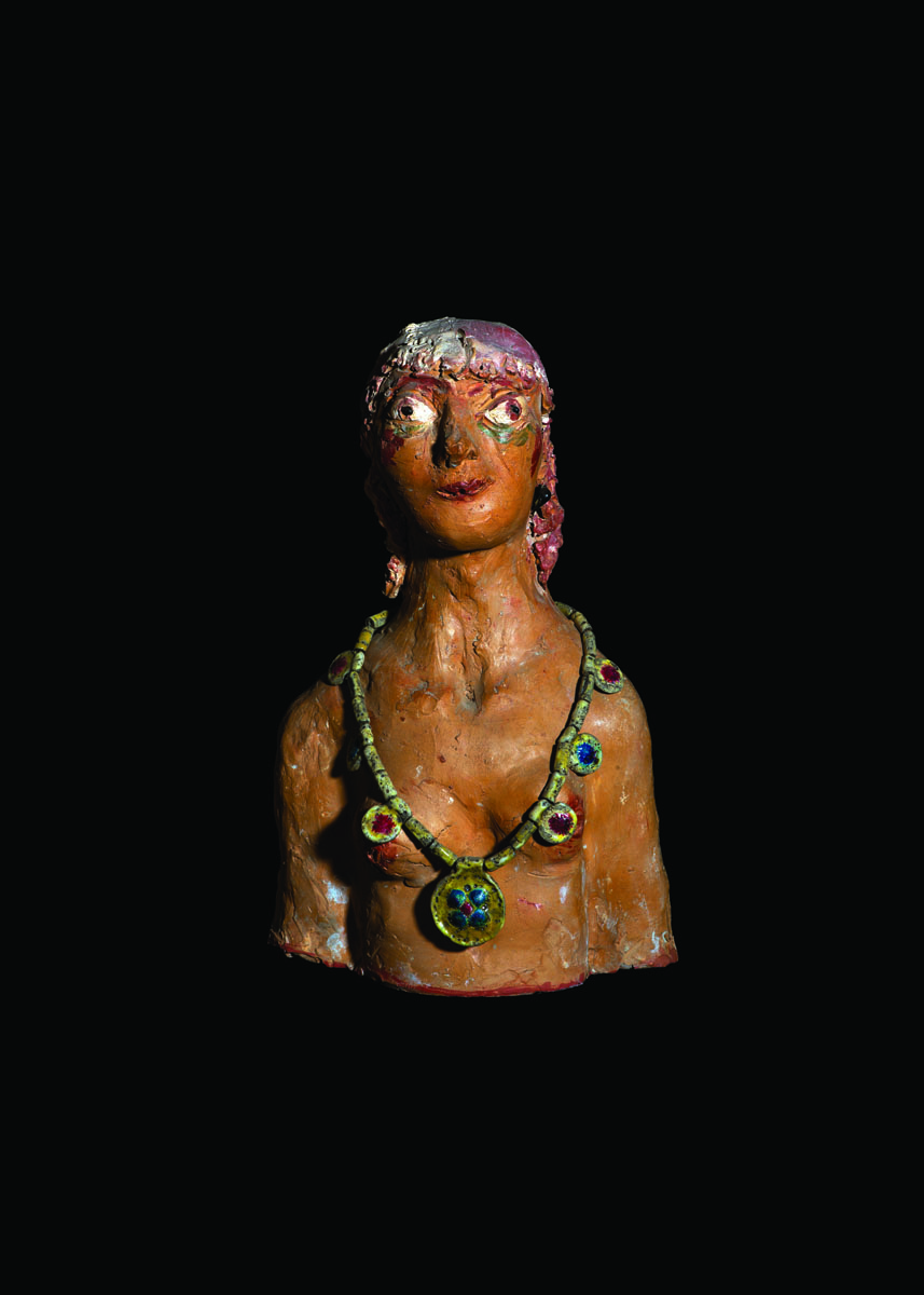 Donna con collana colorata - 1998 terracotta policromata a ingobbio e graffito 23 x 15 x 10 cm © Ph G.P. Senni