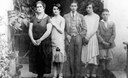 Guillermo Kahlo. Ritratto di famiglia dei Kahlo Calderón.  Frida vestita con un abito da uomo  (al centro) con le sue sorelle Matilde e Cristina,  sua cugina e su nipote Carlos Veraza. Coyoacán, Messico, 7 febbraio 1926.