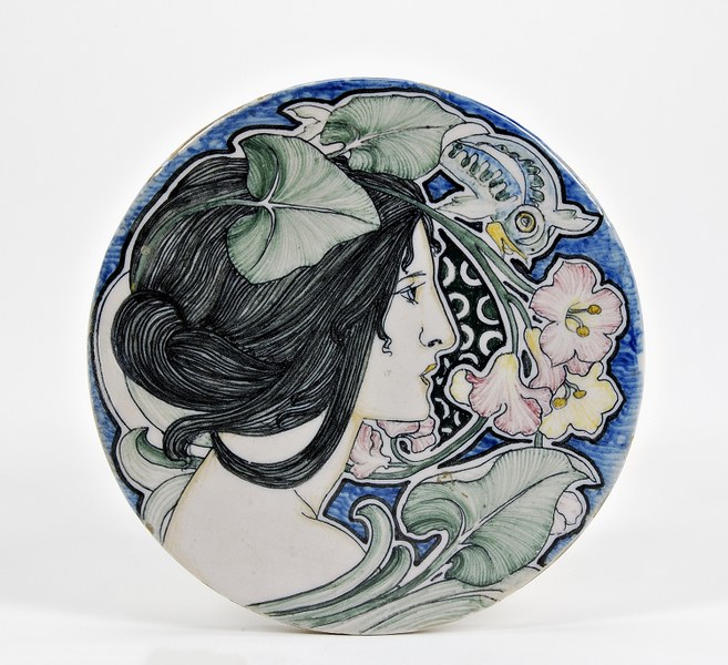 Disco con profilo femminile e fiori, 1898-1900, Arte della Ceramica, MIC Faenza inv. n. 5778