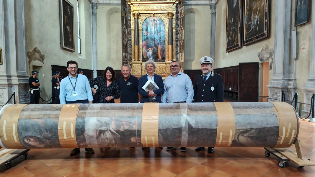 All'arrivo in san Cristoforo alla Certosa, foto di gruppo davanti alla tela avvolta, Comune di Ferrara