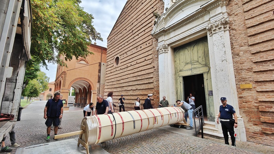 Il trasporto all'interno della Chiesa, foto Comune Ferrara