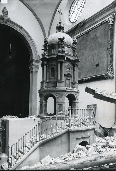 Foto storica della tela in San Cristoforo dopo i bombardamenti del 1944, foto Comune Ferrara