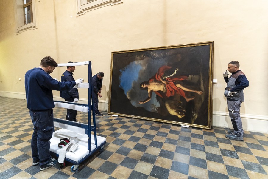 Guercino, San Giovanni Battista- movimentazione del quadro nel salone centrale di Palazzo del Merenda. Foto Andrea Bonavita