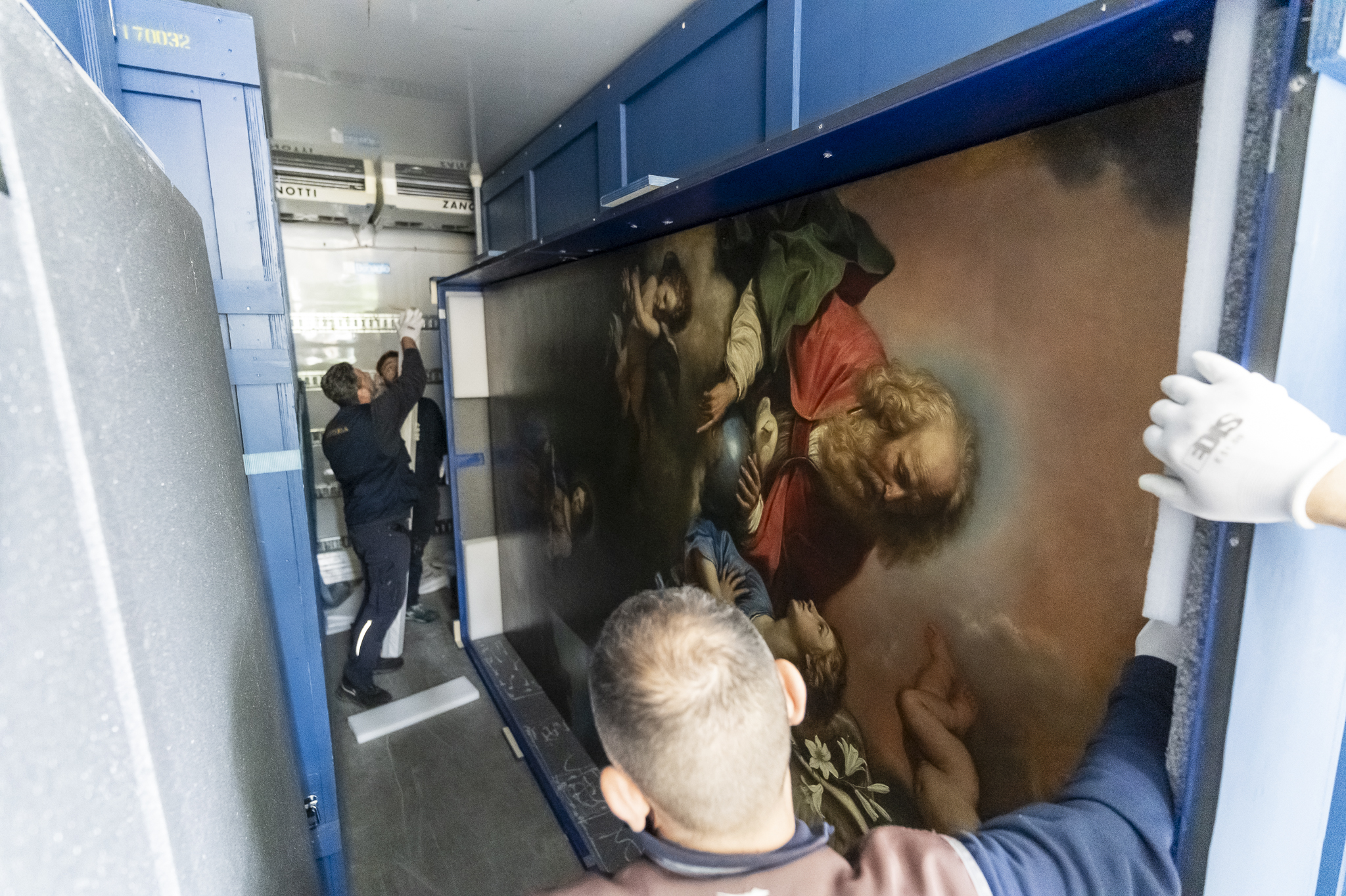 Guercino, Annunciazione- movimentazione dell'opera verso l'uscita dal Palazzo del Merenda-Foto Andrea Bonavita 
