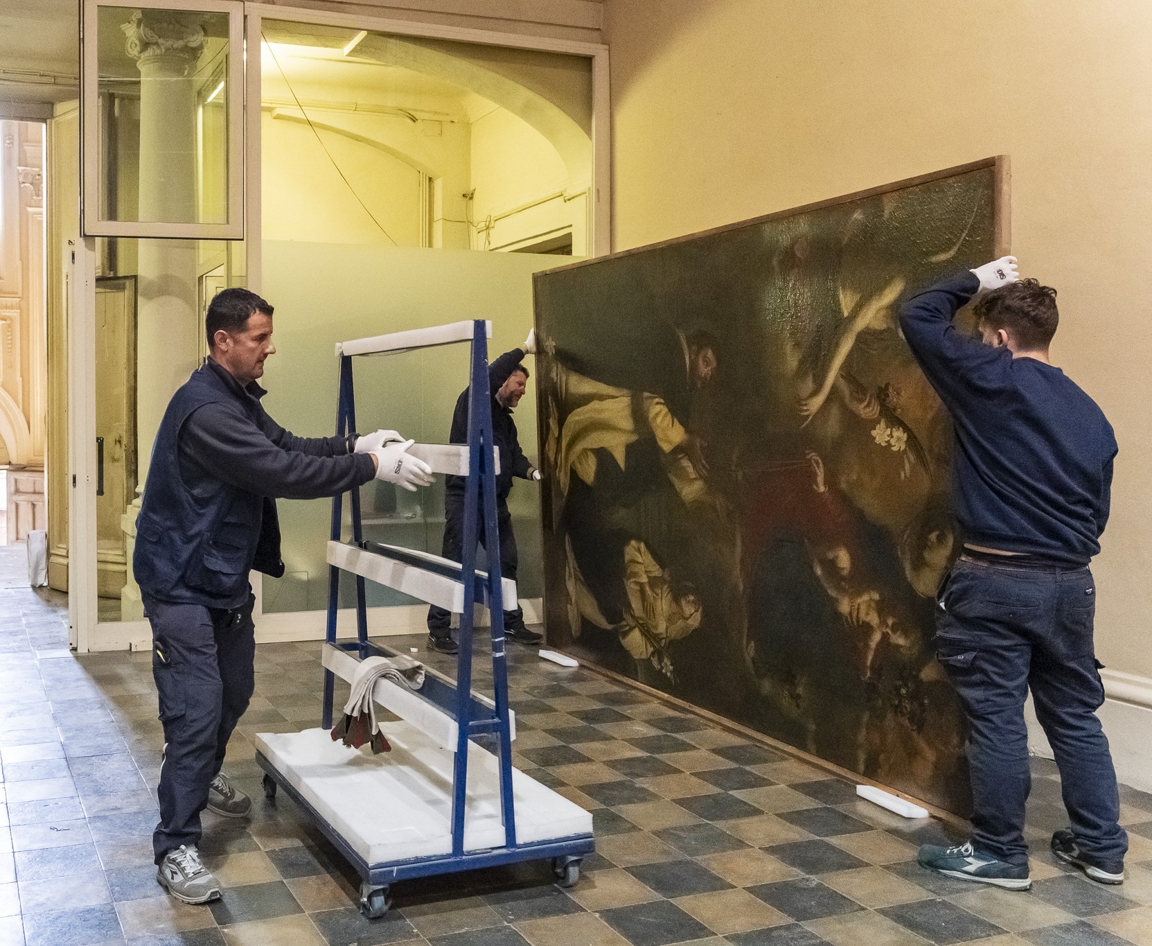 Gennari il Giovane, Madonna- posizionamento del quadro su carrello da salone centrale Palazzo del Merenda-Foto di Andrea Bonavita 