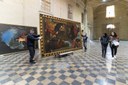 C. Serra, I Santi- fase di movimentazione del quadro su carrello da salone centrale Palazzo del Merenda-Foto Andrea Bonavita