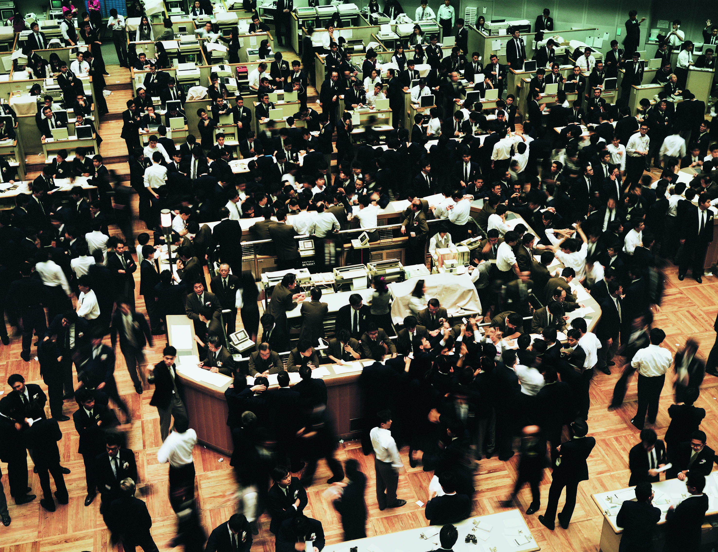Andreas Gursky, Tokyo Stock Exchange, 1990 © ANDREAS GURSKY, by SIAE 2023 Courtesy: Sprüth Magers