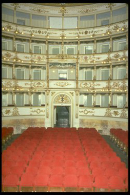 Carpi (MO), Teatro Comunale, la sala teatrale vista dal palcoscenico
