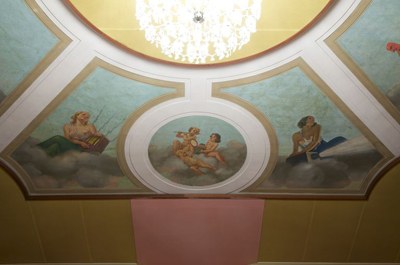Concordia sulla Secchia (MO), Teatro del Popolo, particolare del velario dipinto da Salvarani, le due Muse raffigurate rappresentano le arti emergenti: la Radio e il Cinema