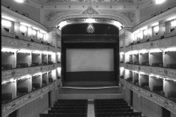 Mirandola (MO), Teatro Nuovo, la sala vista verso il palcoscenico