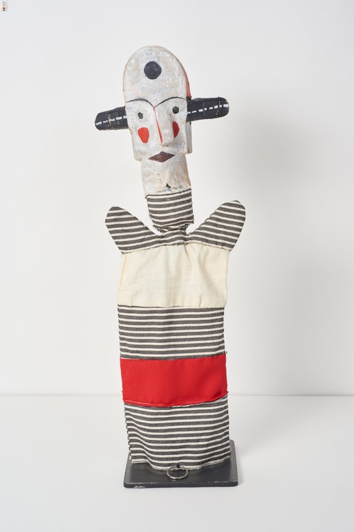 Paul Klee, Senza titolo (Breitohrclown) / Clown dalle orecchie larghe; 1925 burattino, replica 9705; Ceramica fusa, dipinta, lino; Altezza 48 cm Collezione privata, Svizzera in deposito permanente al Zentrum Paul Klee, Berna
