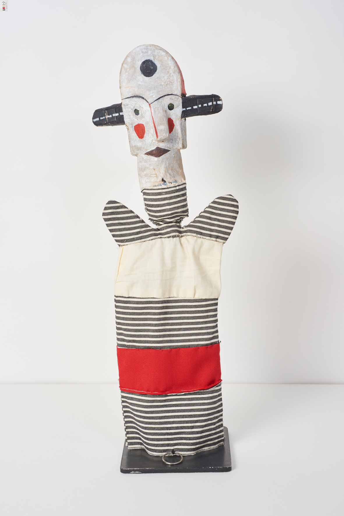 Paul Klee, Senza titolo (Breitohrclown) / Clown dalle orecchie larghe; 1925 burattino, replica 9705; Ceramica fusa, dipinta, lino; Altezza 48 cm Collezione privata, Svizzera in deposito permanente al Zentrum Paul Klee, Berna