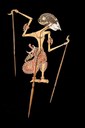 Wayang Kulit, Marionette per il “Teatro delle ombre”, XIX sec., Giava Arti superiori snodati; pigmenti naturali su pelle; aste in corno di bufalo (bollito) intagliato e sagomato; Altezza 46 cm. Casa Museo Lodovico Pogliaghi