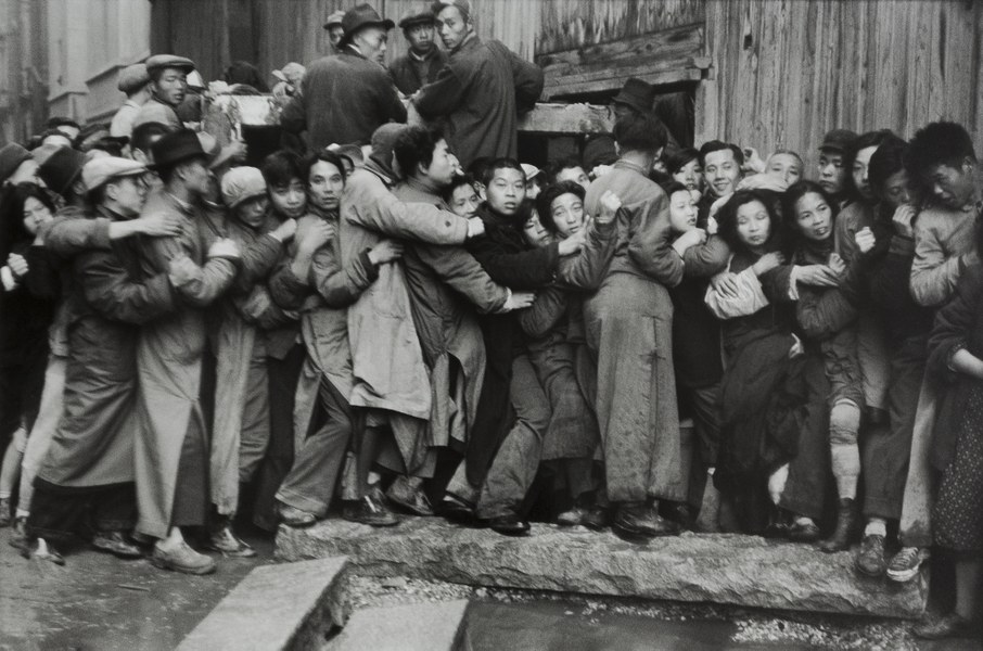 HENRI CARTIER-BRESSON, Gli ultimi giorni del Kuomintang (crollo del mercato),Shanghai, China,1948-1949 © Fondation Henri Cartier-Bresson/Magnum Photos