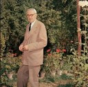 Giorgio Morandi nel giardino di Casa Morandi a Grizzana 