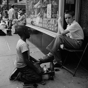 Vivian Maier, New York, 1954, Stampa ai sali d'argento, 30,5x30,5 cm, Collezione Julian Castilla ©Estate of Vivian Maier, Courtesy Maloof Collection and Howard Greenberg Gallery, New York 