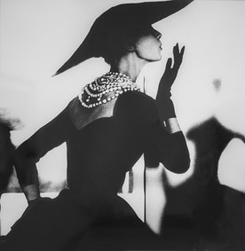 Lillian Bassman, Bacio soffiato, Barbara Mullen, 1958, Stampa ai sali d'argento, 45,7x45,7 cm, Collezione Julian Castilla © Estate of Lillian Bassman 