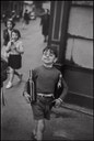 Henri Cartier-Bresson, Rue Mouffetard Paris, 1954, Stampa ai sali d'argento, 35,60x24,40 cm, Collezione Julian Castilla © Henri Cartier-Bresson/Magnum Photos/Contacto