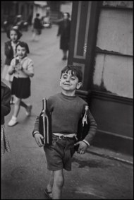 Henri Cartier-Bresson, Rue Mouffetard Paris, 1954, Stampa ai sali d'argento, 35,60x24,40 cm, Collezione Julian Castilla © Henri Cartier-Bresson/Magnum Photos/Contacto