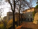 Borgo medievale La Scola: sulla destra il palazzo Parisi e sulla sinistra Palazzo Montanelli caratterizzato da una delle  caratteristiche case torre