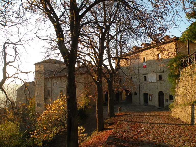 Borgo medievale La Scola: sulla destra il palazzo Parisi e sulla sinistra Palazzo Montanelli caratterizzato da una delle  caratteristiche case torre