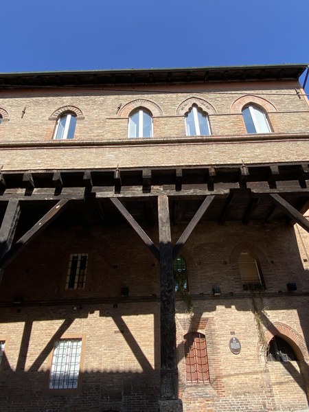 Il portico ligneo di palazzo Grassi, via Marsala 