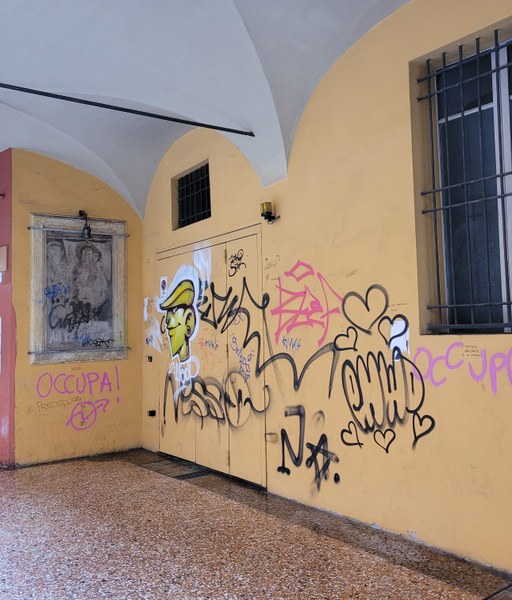Il portico di via Belle Arti 30 con graffiti