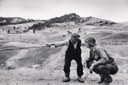 Un siciliano spiega ad un ufficiale americano quale strada hanno percorso i tedeschi vicino a Troina, Sicilia, 4 - 5 agosto 1943  © Robert Capa © International Center of Photography / Magnum Photos 