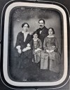Archivio fotografico e collezione storica Romano Rosati: Gruppo di famiglia parmigiana, dagherrotio, 1850 ca.