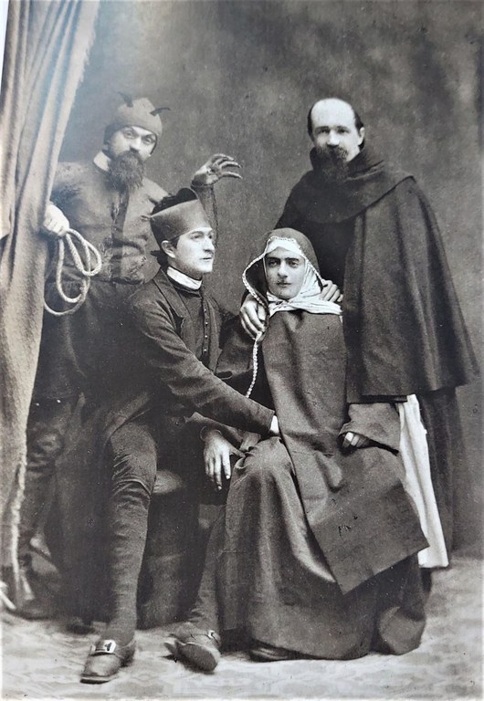 Archivio fotografico e collezione storica Romano Rosati: Carlo Grolli, Gruppo in costume dopo una festa, carta albuminata, 1890 ca.
