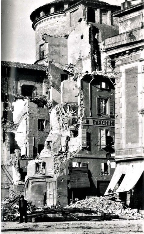 Archivio fotografico e collezione storica Romano Rosati: Bombardamento 11 Maggio 1944 di Piazza Garibaldi e Chiesa di San Pietro