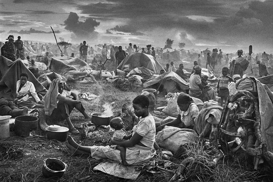 Il campo per profughi ruandesi di Benako, Tanzania, 1994, © Sebastião Salgado / Contrasto