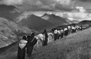 Visto che gli uomini sono migrati nelle città, le donne portano i loro prodotti al mercato di Chimbote. Regione del Chimborazo. Ecuador, 1998, © Sebastião Salgado / Contrasto
