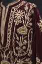 Caffetano, velluto di cotone viola - cremisi, ricami a filo d’oro e d’argento su imbottitura cartacea, Turchia, sec. XIX