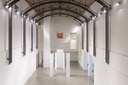 Cevdet Erek, Columns of Curiosities, 2022 installazione architettonica site-specifc, Photo Ornella de Carlo