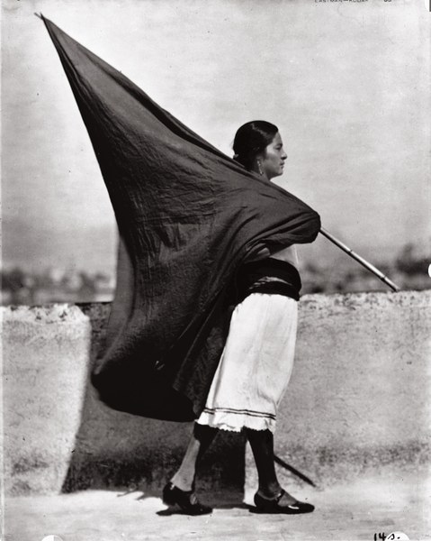 ColornoPhotoLife, Tina Modotti, Donna con bandiera, Città del Messico, 1928, credit Comitato Tina Modotti