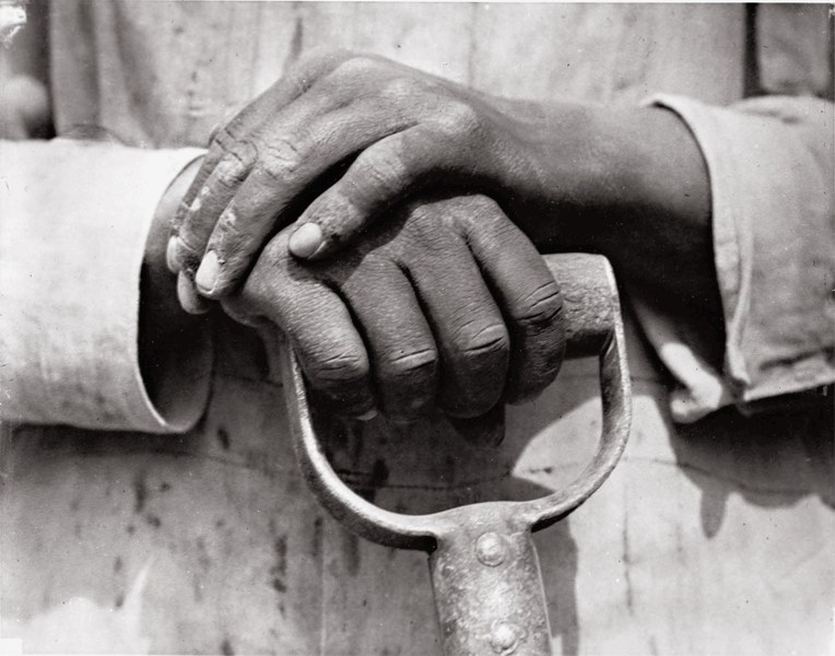 ColornoPhotoLife, Tina Modotti,  Mani che poggiano su utensile da lavoro, le mani di un lavoratore dell'edilizia, 1926, credit Comitato Tina Modotti