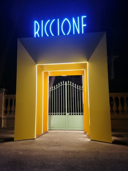"Il portale del tempo" di Marco Morosini, accesso alla villa, notturno