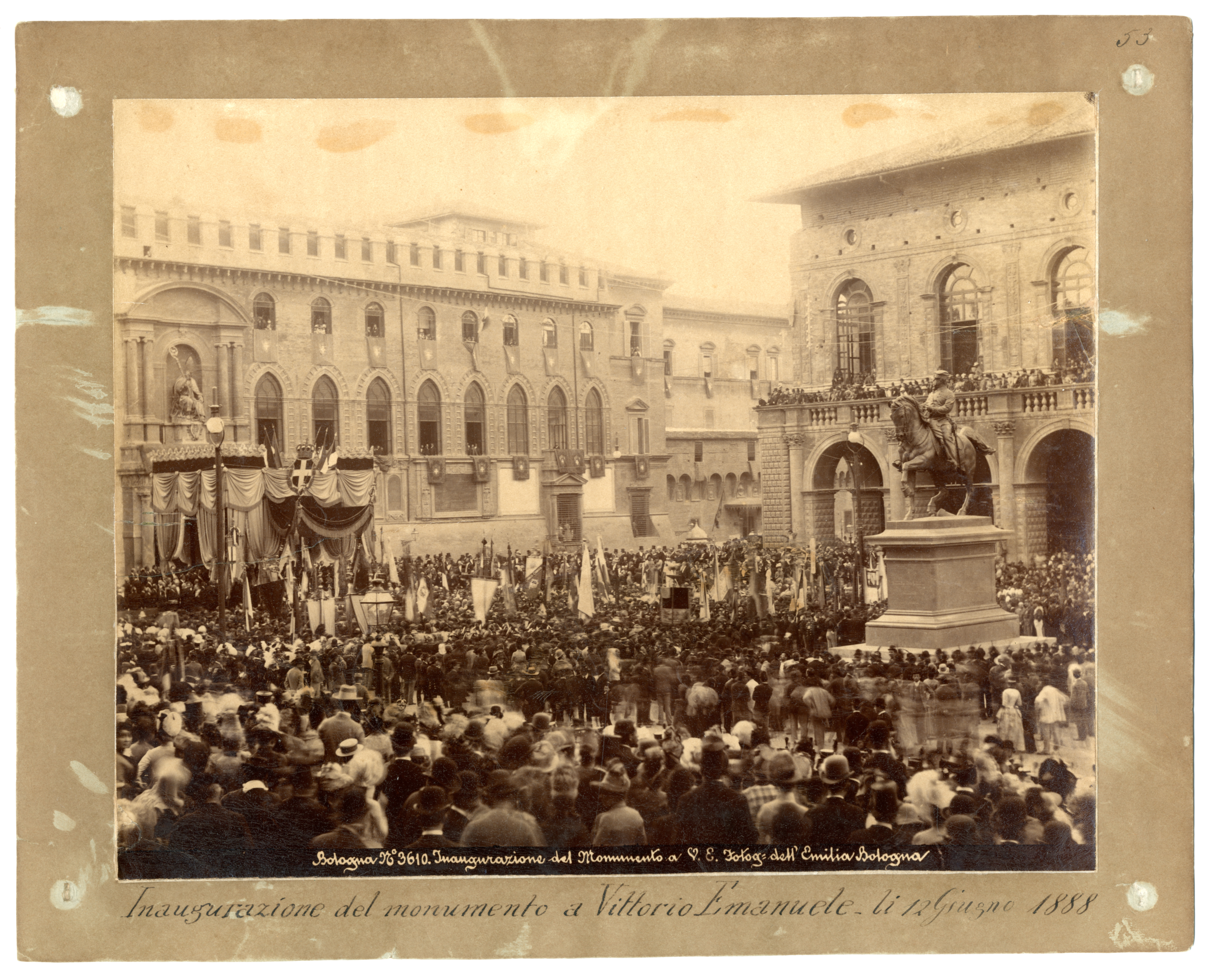 Inaugurazione del monumento a Vittorio Emanuele Bologna, Piazza Maggiore, 12 giugno 1888 Fotografia d’epoca © Museo Civico del Risorgimento di Bologna 