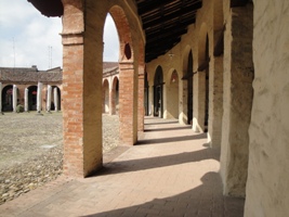 Bagnacavallo (RA), Piazza Nuova: il porticato (foto C. Milantoni).