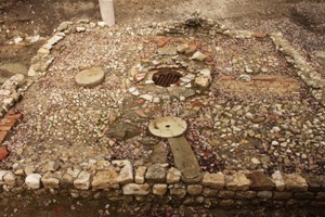 Brisighella (RA), Castello di Rontana: veduta generale degli scavi del cortile rinascimentale vicino al torrione. Al centro il complesso del pozzo alla Veneziana (foto S. Mini.