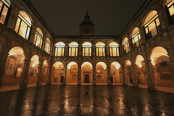 Archiginnasio_Bologna_by_night.jpg