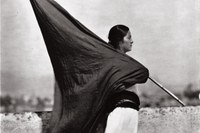 WEBtina modotti_colorno -  Donna con bandiera, Città del Messico, 1928particolare.jpg