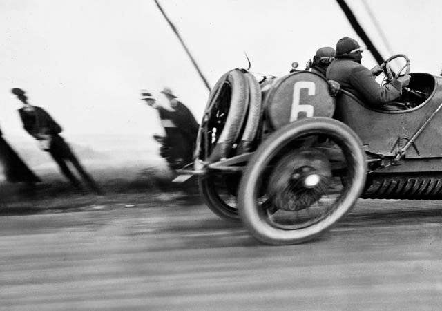 Jacques Henri Lartigue, René Croquet su una Théo Schneider da corsa, 1913