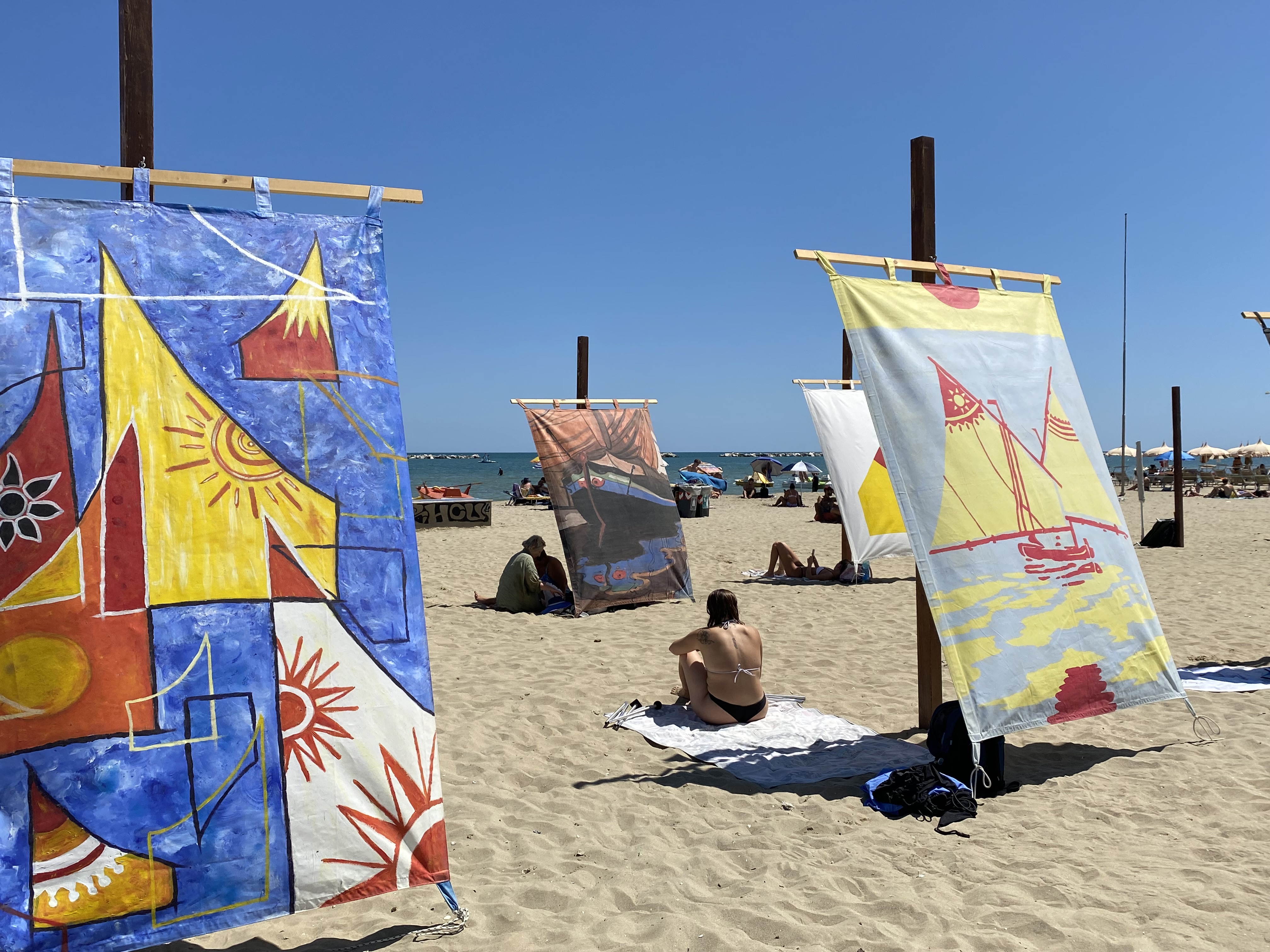 L'allestimento 2025 delle "Tende al mare" a Cesenatico