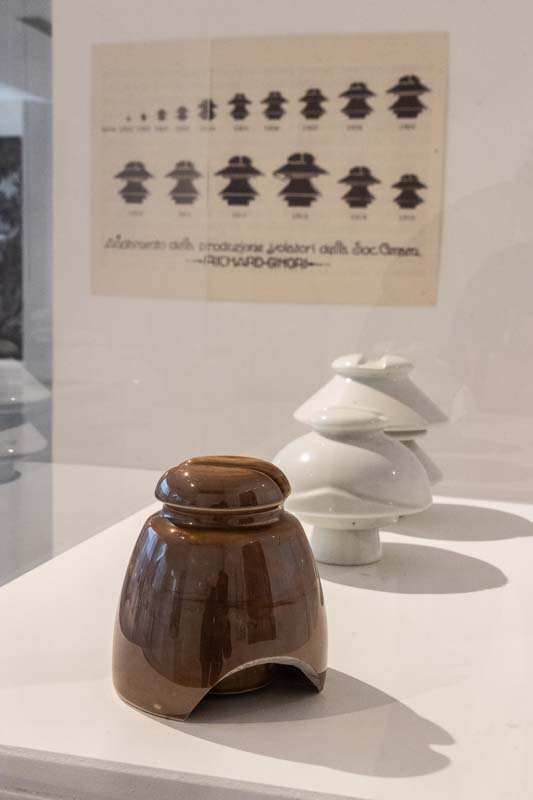 Veduta di allestimento: le porcellane elettrotecniche