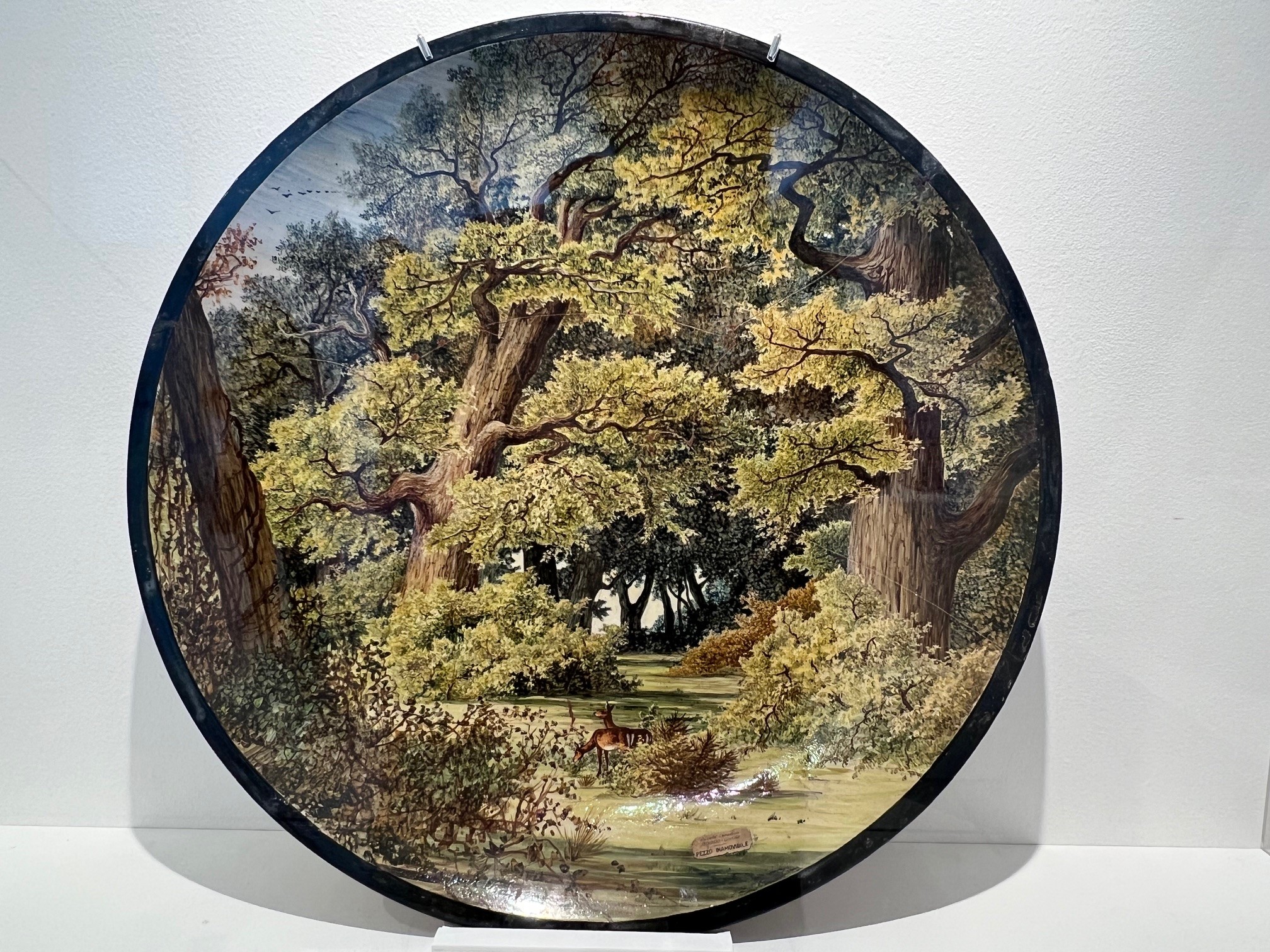 Veduta di allestimento: Tondo con cervi nella foresta, 1872, Giuseppe Benassai e Manifattura Ginori