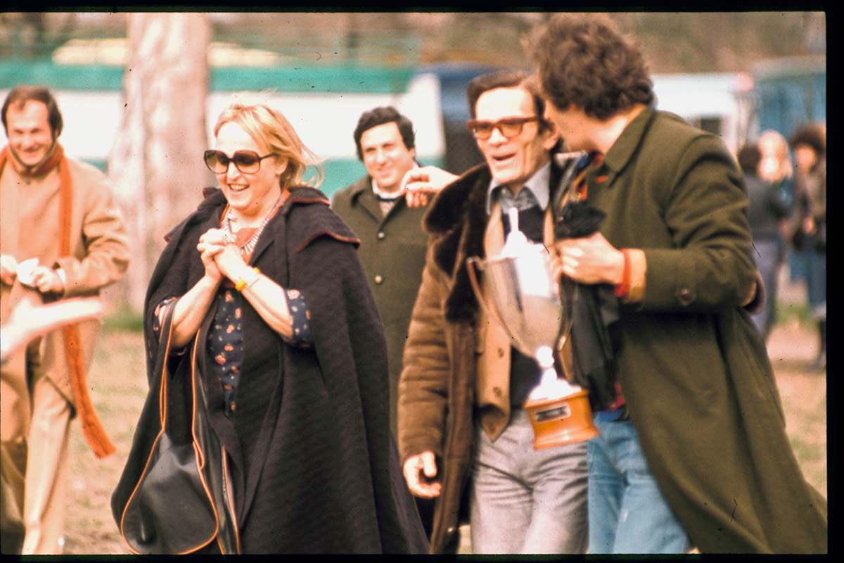 (Betti, Pasolini e Bertolucci a ﬁne partita.
Fotograﬁa di Gideon Bachmann, 1975)