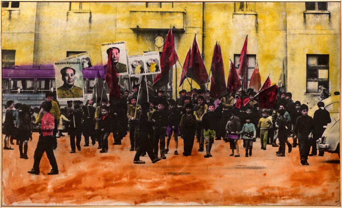 (Corteo. 
Prima metà anni settanta. Plexiglass, smalto su tela emulsionata, 
collezione privata. 
Ph. Tommaso Forti
 ©Mario Schifano, by SIAE 2026)